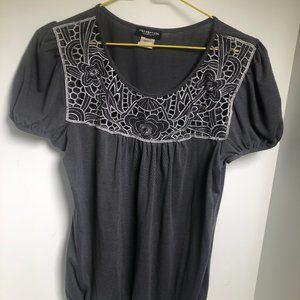 Gray short sleeve shirt with embroidered flowers